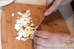 Салат из картофеля с копченой скумбрией: Таким же образом нарезать вареные яйца.