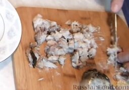 Салат из картофеля с копченой скумбрией: Тщательно просмотреть и удалить все мелкие и крупные рыбные косточки, оставив только филе. Скумбрию порезать небольшими кусочками.