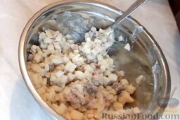 Салат из картофеля с копченой скумбрией: В глубокой емкости смешать картофель и скумбрию.