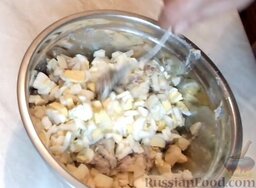 Салат из картофеля с копченой скумбрией: Добавить в миску яйца.