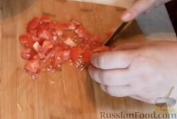 Салат из картофеля с копченой скумбрией: Затем нарезать помидоры кубиками.