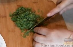 Салат из картофеля с копченой скумбрией: Измельчить зелень укропа.