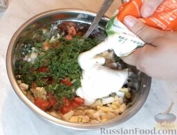 Салат из картофеля с копченой скумбрией: Все остальные подготовленные ингредиенты поместить в миску. Добавить майонез.