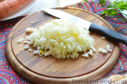 Картофельная запеканка (в мультиварке): Луковицу как можно мельче нашинкуем острым ножом.