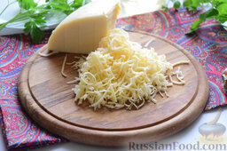 Картофельная запеканка (в мультиварке): Измельчим твёрдый сыр, воспользовавшись крупной тёркой.