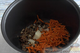 Рисовая запеканка с овощами и лесными грибами  (в мультиварке): Шинкуем морковь тонкими брусочками, нарезаем лук. Добавляем в общую массу, готовим 5 минут на том же режиме.
