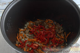 Рисовая запеканка с овощами и лесными грибами  (в мультиварке): Вводим в массу нарезанный перец (паприку), смешиваем все компоненты, добавляем соль. Готовим 5 минут.