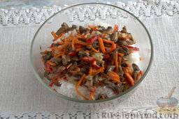 Рисовая запеканка с овощами и лесными грибами  (в мультиварке): Насыпаем овощную заготовку в миску с вареным рисом.