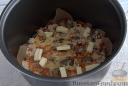 Рисовая запеканка с овощами и лесными грибами  (в мультиварке): Выкладываем на запеканку кусочки сливочного масла, включаем мультиварку на режим «Выпечка», готовим рисовую запеканку в мультиварке 30 минут.