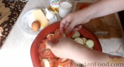 Кабачки с сыром и сметаной, запеченные в духовке: Порезать помидор полукольцами. Выложить к кабачкам.