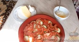 Кабачки с сыром и сметаной, запеченные в духовке: Приготовить заправку. Смешать сметану, яйцо и растительное масло. Перемешать.