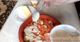 Кабачки с сыром и сметаной, запеченные в духовке: Залить кабачки с помидорами приготовленным соусом.   Запекать в разогретой до 180 градусов духовке 30 минут.