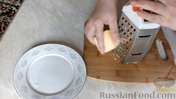 Кабачки с сыром и сметаной, запеченные в духовке: Натереть на крупной терке сыр.