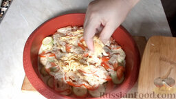 Кабачки с сыром и сметаной, запеченные в духовке: Посыпать сыром кабачки и поставить еще на 10 минут в духовку.