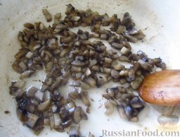 Картофельные котлеты с грибами: Грибы обжарьте на растительном масле до золотистости.