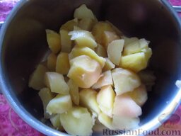 Картофельные котлеты с грибами: С готового картофеля слейте воду, охладите клубни, а потом почистите и порежьте на 2-4 части.