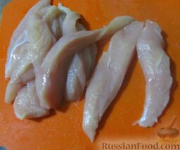 Рулетики из кабачков с куриным филе и сыром: Куриное филе порежьте тонкими полосками.