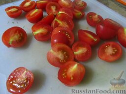 Макароны с нутом, кабачками и помидорами: Помидоры помойте и порежьте пополам.
