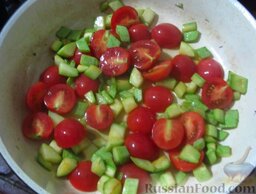 Макароны с нутом, кабачками и помидорами: К жареным кабачкам выложите помидоры, жарьте 3-4 минуты. Не передержите помидоры, иначе шкурка слезет, а мякоть превратится в кашу.