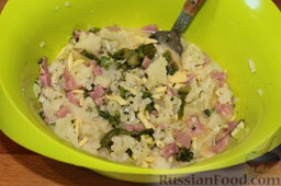 Запеканка из цветной капусты и брокколи, с ветчиной (в мультиварке): Смешать капусту с ветчиной и сливочно-сырной смесью.