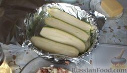 Кабачки, запеченные с фаршем и сыром: Поместить кабачки на застеленную фольгой сковородку (форму) или противень.