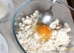 Сырники с манкой: Как приготовить сырники с манкой:    В глубокую тарелку поместить творог и вбить яйцо. Хорошо размешать.