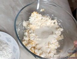 Сырники с манкой: Добавить неполную чайную ложку соли, сахар и манку. Если вы любите сырники послаще, то количество сахара можно увеличить.
