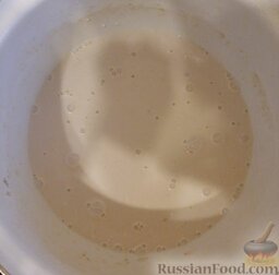 Кулич пасхальный с белковой глазурью: К молоку добавить 1 стакан муки, размешать, чтобы не было комков.   Накрываем пленкой, укутываем полотенцем и ставим в теплое место на 30-50 минут. Опара должна увеличиться вдвое.