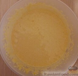 Кулич пасхальный с белковой глазурью: К желткам добавить сахар и ванильный сахар, хорошо взбить.