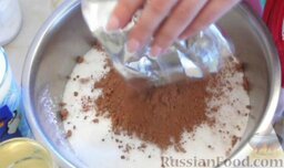 Пирог "Брауни": Добавьте сахар, какао-порошок, разрыхлитель и соль. Перемешайте.