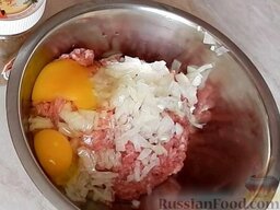 Фаршированные кабачки, запеченные в духовке: Добавить к фаршу нарезанный лук и вбить одно яйцо (мне попалось яйцо с двумя желтками).