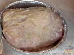 Свинина, запеченная в фольге: Переложить мясо в одноразовую алюминиевую форму.
