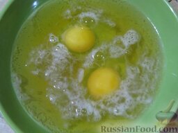 Жареные кабачки в пивном кляре, с сырным соусом: В миске смешайте пиво и яйца.