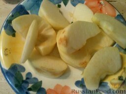 Паштет из селедки, с яблоком и паприкой: Яблоко нарезать, очистить от кожуры и семян.
