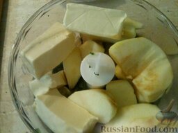 Паштет из селедки, с яблоком и паприкой: Селедку, яблоки и плавленый сыр пюрировать блендером.