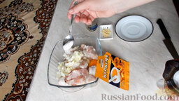 Язычки трески, запеченные  в духовке: Влить 1 столовую ложку масла. Добавить соль и горчицу.
