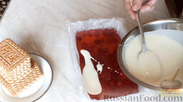 Желейный торт с ягодами (без выпечки): Сверху застывшего желе вылить йогурт с желатином. Поставить в холодильник для застывания.