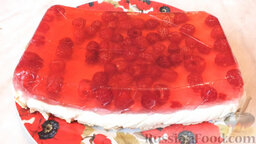 Желейный торт с ягодами (без выпечки): Перевернуть желе в тарелку и аккуратно снять целлофан. Желейный торт без выпечки готов.