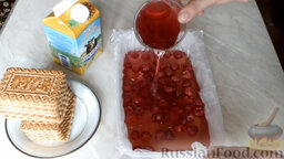Желейный торт с ягодами (без выпечки): Сверху залить последним слоем желе. Оставить в холодильнике застывать.
