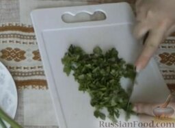 Зеленый борщ с крапивой: Зелень петрушки мелко нарезать и добавить в зеленый борщ для аромата.