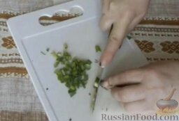 Зеленый борщ с крапивой: Измельчить зелень чеснока и добавить в кастрюлю.
