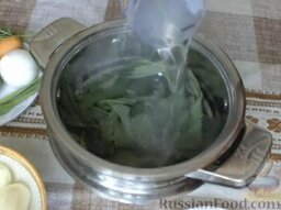 Зеленый борщ с крапивой: Чтобы крапива не жглась, поместить крапиву в дуршлаг и хорошо обдать крутым кипятком.