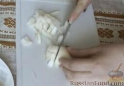 Зеленый борщ с крапивой: Репчатый лук нарезать кубиками и добавить к моркови.