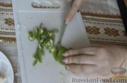 Зеленый борщ с крапивой: Перец очистить от семян и нарезать произвольным образом. Добавить перец к морковке и луку.