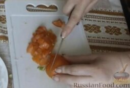 Зеленый борщ с крапивой: Помидор нарезать кубиками и также добавить в сковородку.