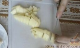 Зеленый борщ с крапивой: Картофель нарезать мелкими кубиками.