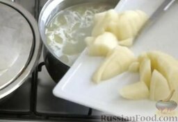 Зеленый борщ с крапивой: Поместить картофель в бульон, уменьшить огонь.