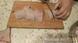 Судак, жаренный в панировочных сухарях: Затем сделать надрез вдоль спины, и отделить филе от хребта. Удалить все косточки. Порезать рыбу на порционные кусочки.