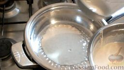 Блинчики с корицей: Нагреть сковороду. Добавить на нее немного растительного масла для жарки первого блина. Влить тесто половником.