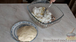 Дрожжевой пирог "Рыбник": Выложить к рыбе измельченное яйцо и вареный рис. Перемешать. Начинка готова.